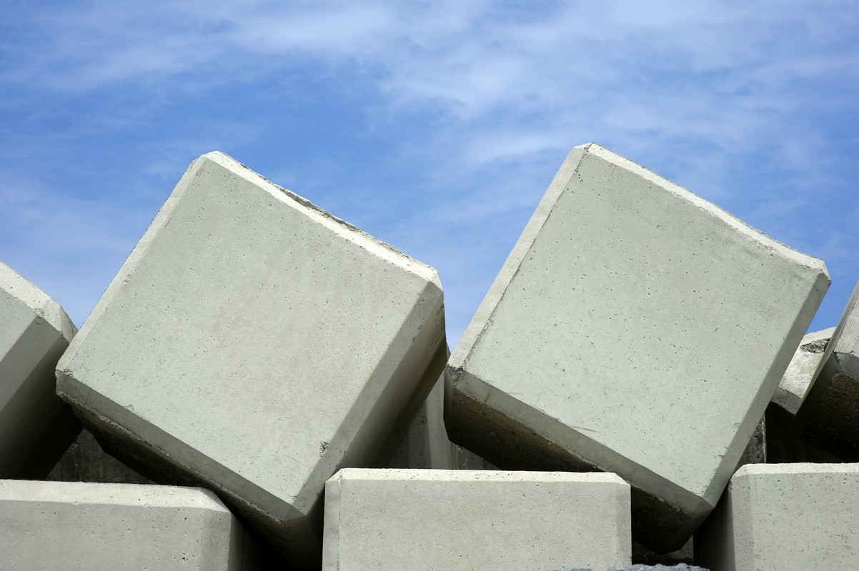 Obciążenia betonowe w reklamie – stabilność konstrukcji