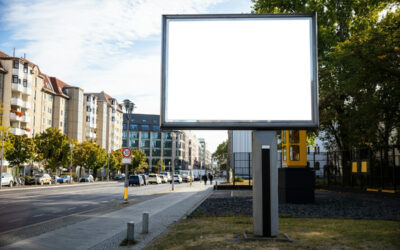Jak dobrać format i rodzaj tablicy reklamowej do warunków ekspozycji w mieście